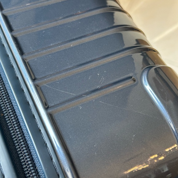 Brand new luxury Rimowa Salsa Deluxe suitcase in rare colour Yachting Blue - Picture 14 of 14